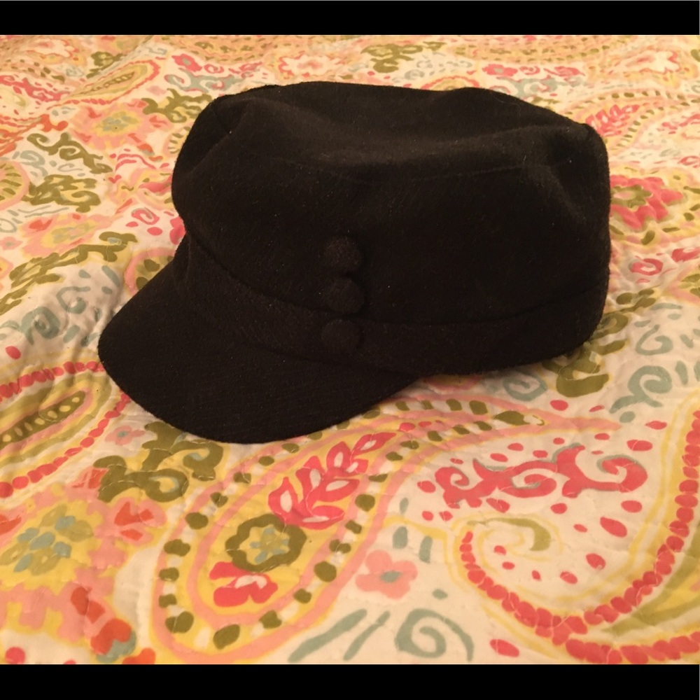 Cute Newsboy cap w/3 buttons.